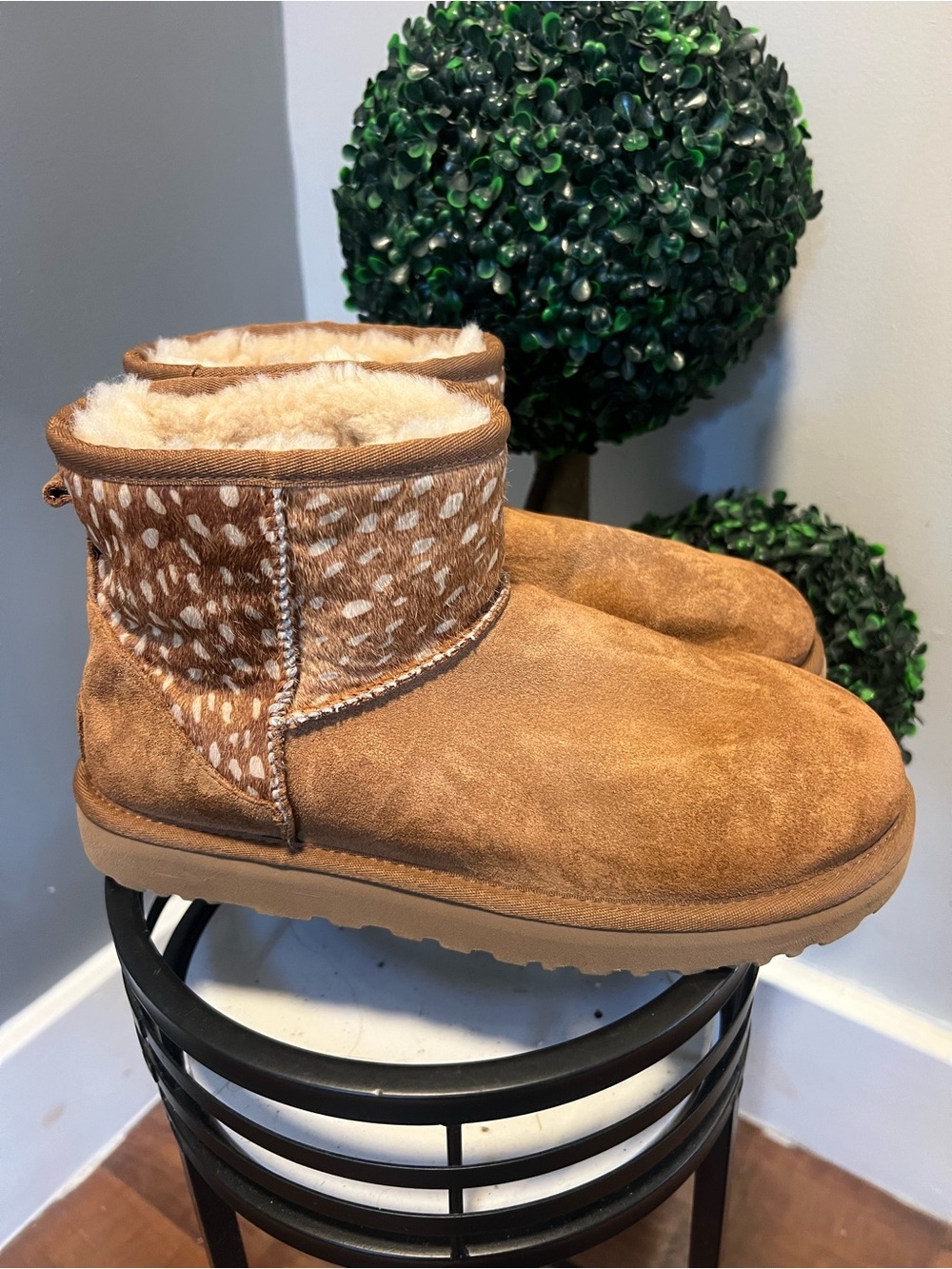 UGG Kids Chestnut Suede Shearling-Lined Ankle Boots with Speckled Accent